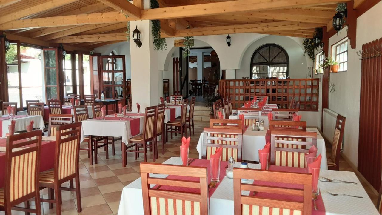 Pannon Panzio Restaurant Hotel Pannonhalma Exterior foto
