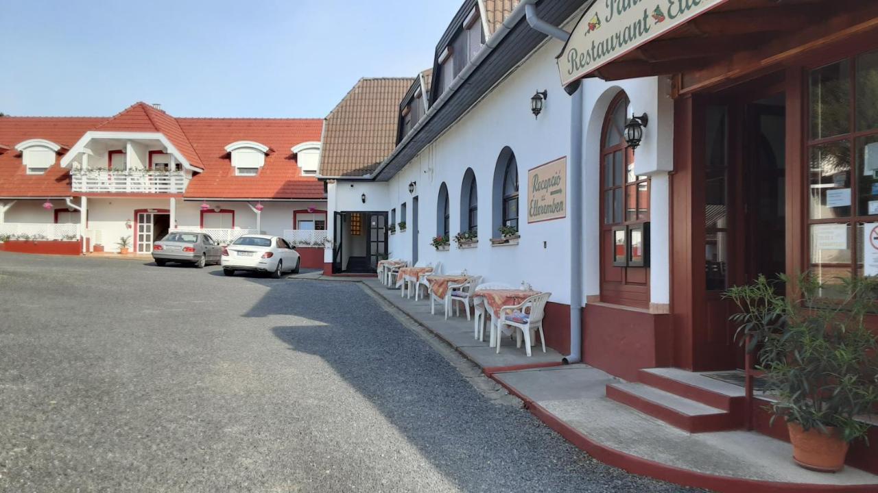 Pannon Panzio Restaurant Hotel Pannonhalma Exterior foto