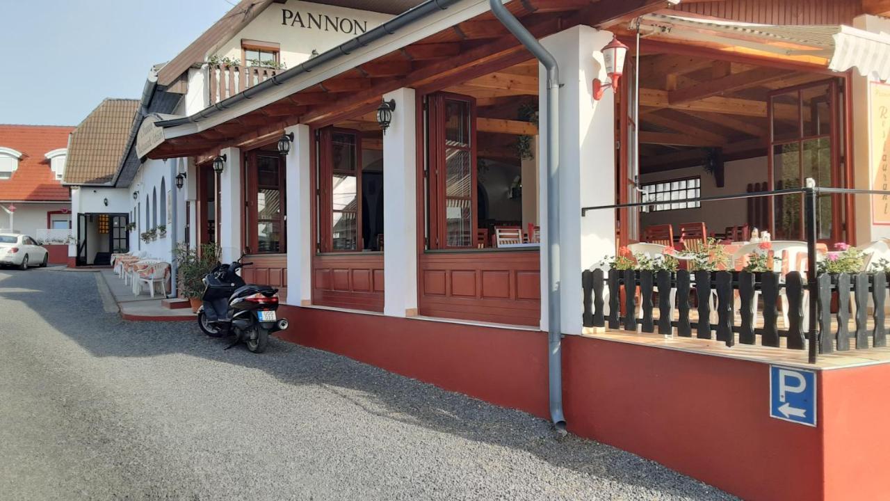 Pannon Panzio Restaurant Hotel Pannonhalma Exterior foto