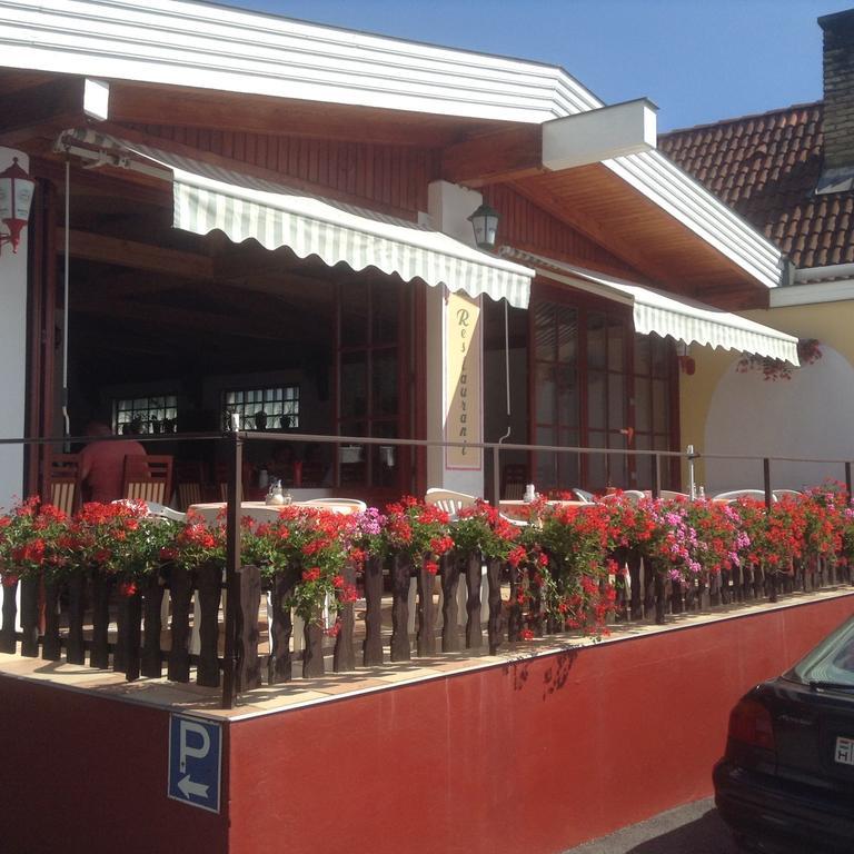 Pannon Panzio Restaurant Hotel Pannonhalma Exterior foto
