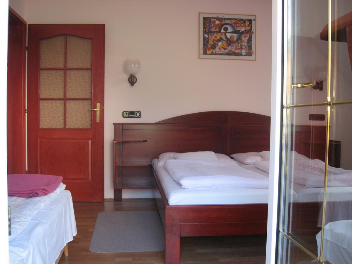 Pannon Panzio Restaurant Hotel Pannonhalma Cameră foto